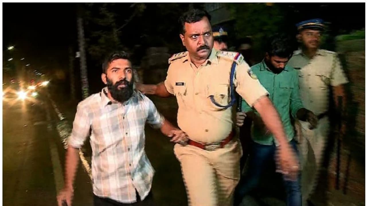 കോഴിക്കോട് മുഖ്യമന്ത്രിക്കെതിരെ കരിങ്കൊടി; 7 കെഎസ്യു പ്രവര്ത്തകര് കസ്റ്റഡിയില് കോഴിക്കോട് മുഖ്യമന്ത്രിക്കെതിരെ കരിങ്കൊടി; 7 കെഎസ്യു പ്രവര്ത്തകര് കസ്റ്റഡിയില്