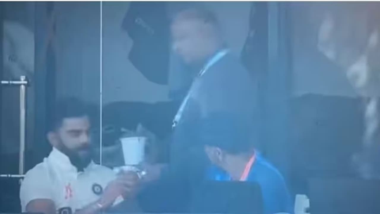 ഭക്ഷണമെത്തിയപ്പോള് കോലിയുടെ 'എക്സ്പ്രഷൻ'; വീഡിയോ കണ്ടത് ലക്ഷങ്ങള്... ഭക്ഷണമെത്തിയപ്പോള് കോലിയുടെ 'എക്സ്പ്രഷൻ'; വീഡിയോ കണ്ടത് ലക്ഷങ്ങള്...