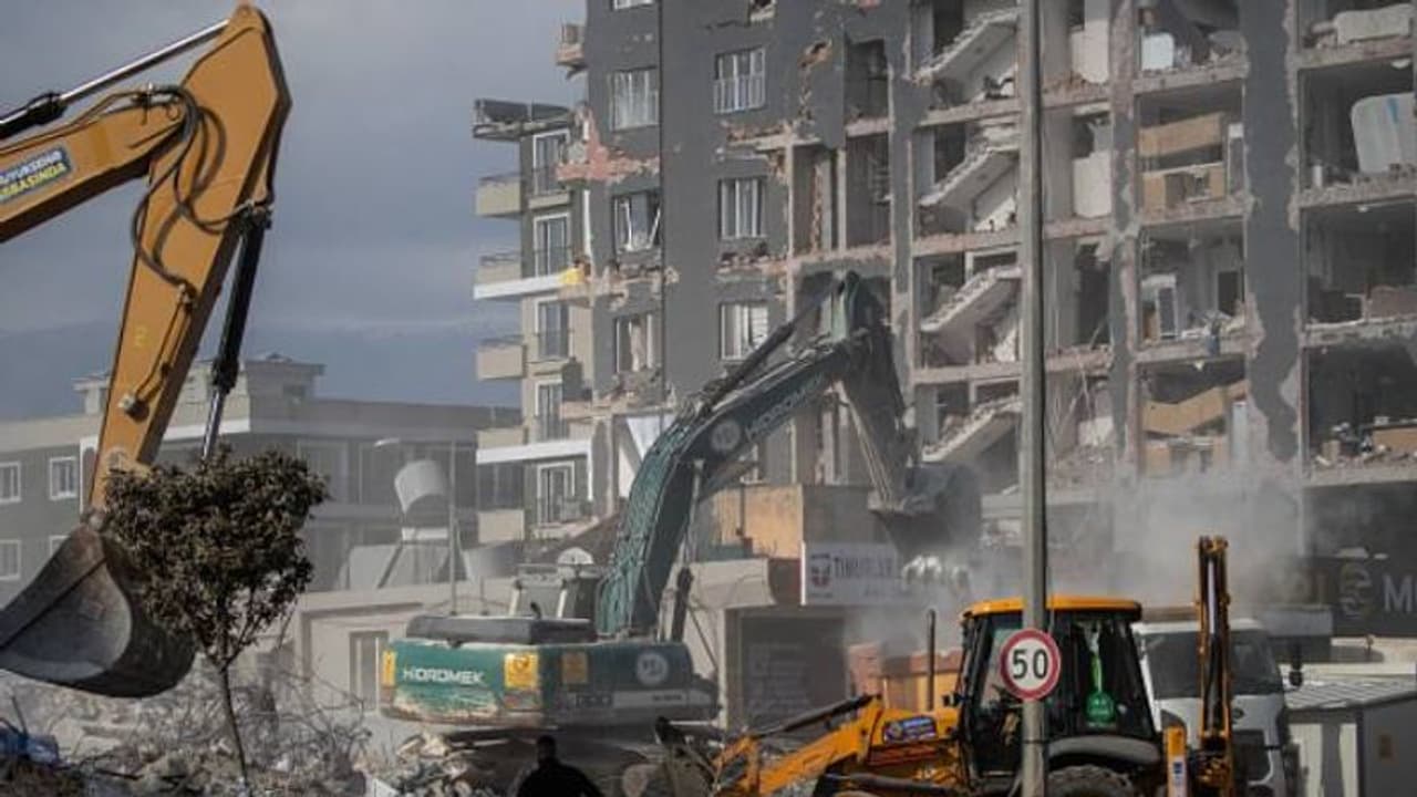 ഭൂചലനം നടന്ന് 12 ദിവസം അവശിഷ്ടങ്ങൾക്കടിയിൽ, അതിജീവിച്ചത് സ്വന്തം മൂത്രം കുടിച്ച് ഭൂചലനം നടന്ന് 12 ദിവസം അവശിഷ്ടങ്ങൾക്കടിയിൽ, അതിജീവിച്ചത് സ്വന്തം മൂത്രം കുടിച്ച്