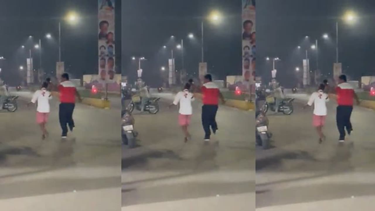 Viral Video: சத்தீஸ்கர்| 16வயது சிறுமியை கத்தியால் தாக்கி, முடியைபிடித்து இழுத்துச் சென்ற 47வயது நபர் Viral Video: சத்தீஸ்கர்| 16வயது சிறுமியை கத்தியால் தாக்கி, முடியைபிடித்து இழுத்துச் சென்ற 47வயது நபர்