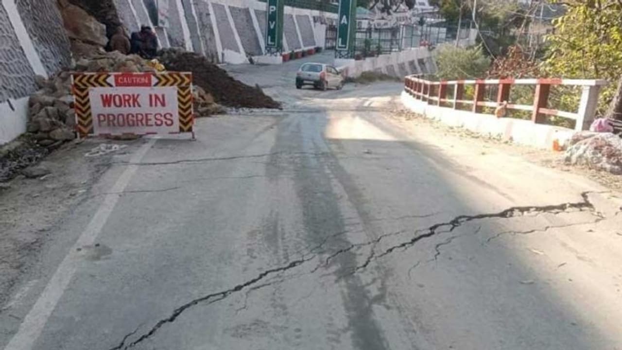 ജോഷിമഠിൽ പുതിയ വിള്ളലുകൾ പ്രത്യക്ഷപ്പെട്ടു: പത്ത് കിലോമീറ്റര് ദൂരത്തിൽ പലയിടത്തും വിള്ളലുണ്ടെന്ന് നാട്ടുകാര് ജോഷിമഠിൽ പുതിയ വിള്ളലുകൾ പ്രത്യക്ഷപ്പെട്ടു: പത്ത് കിലോമീറ്റര് ദൂരത്തിൽ പലയിടത്തും വിള്ളലുണ്ടെന്ന് നാട്ടുകാര്