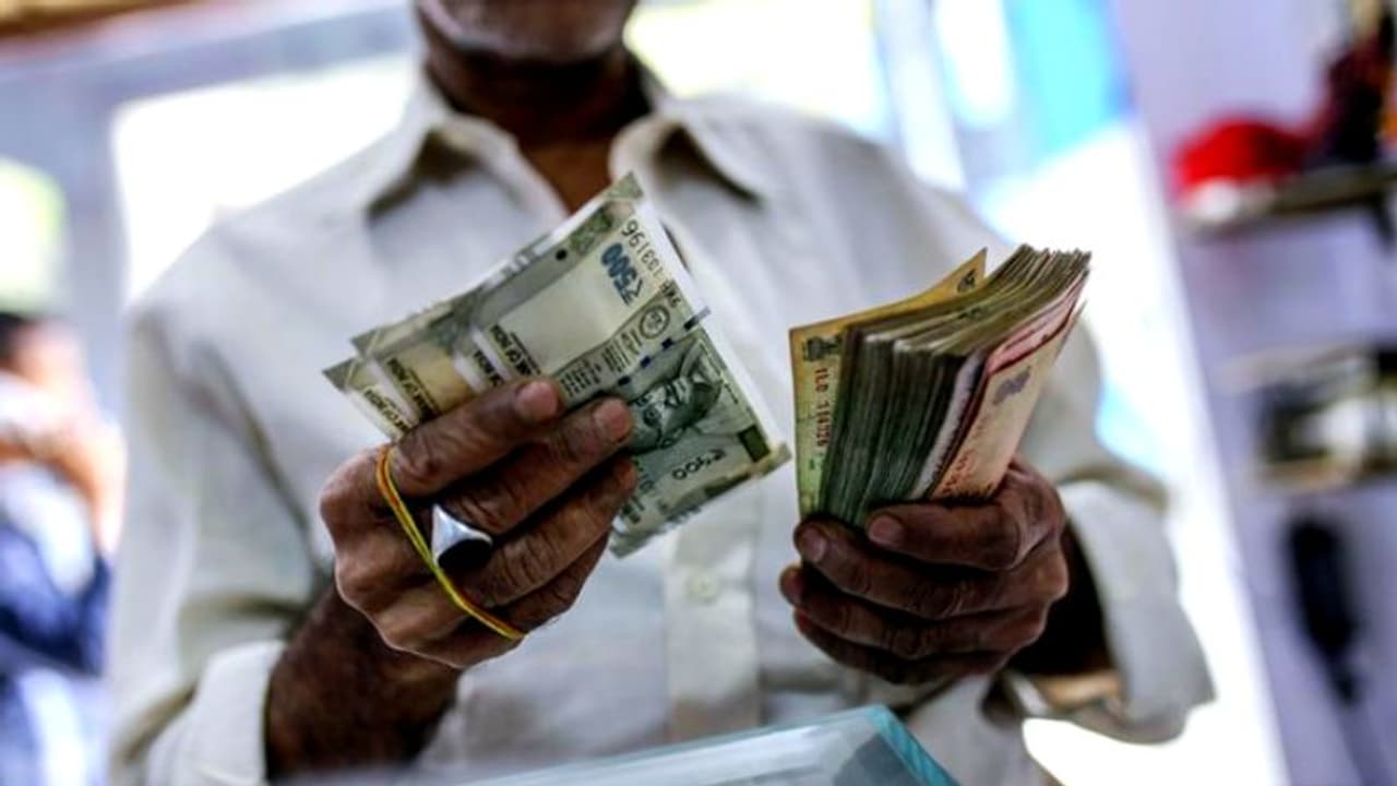 'നിക്ഷേപകർക്ക് വർഷങ്ങളായി പലിശ പോലും ലഭിക്കുന്നില്ല'; നിക്ഷേപകരുടെ പരാതി, അഡ്മിനിസ്ട്രേറ്റീവ് ഭരണമേർപ്പെടുത്തി 'നിക്ഷേപകർക്ക് വർഷങ്ങളായി പലിശ പോലും ലഭിക്കുന്നില്ല'; നിക്ഷേപകരുടെ പരാതി, അഡ്മിനിസ്ട്രേറ്റീവ് ഭരണമേർപ്പെടുത്തി