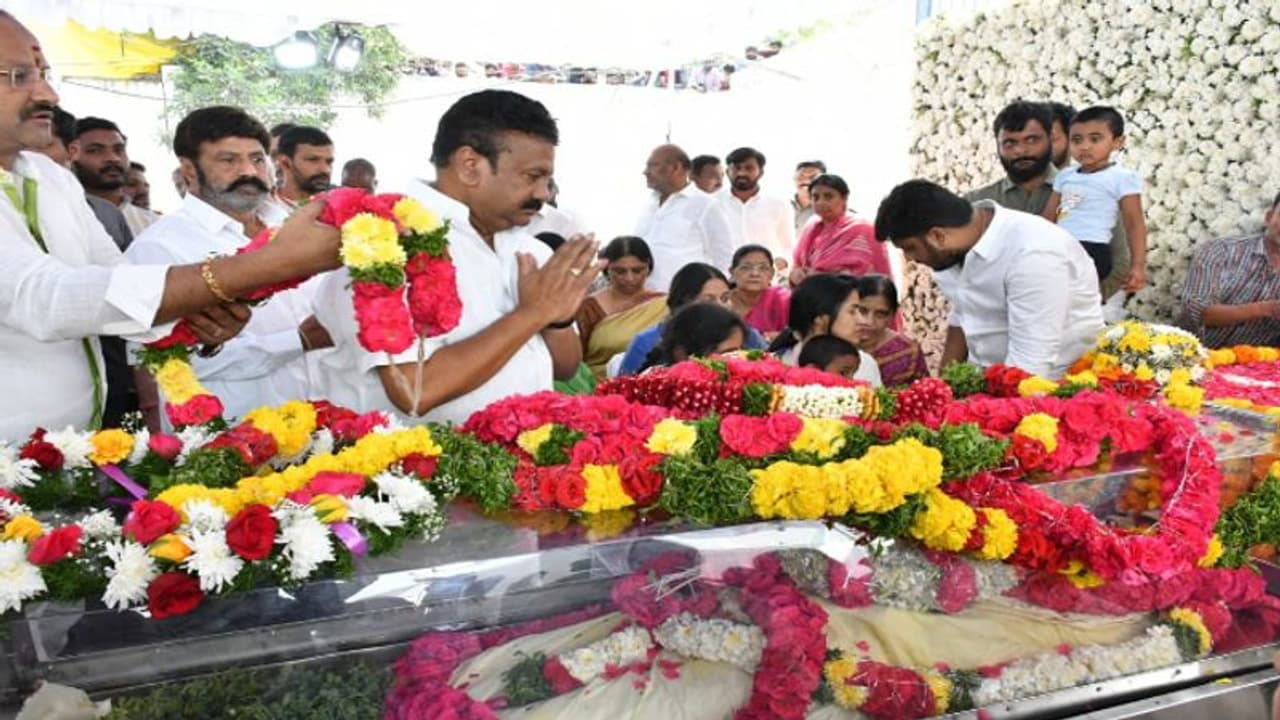 తారకరత్న భౌతికకాయానికి మంత్రి తలసాని నివాళులు.. కడసారి చూసేందుకు తరలివస్తున్న నందమూరి అభిమానులు.. తారకరత్న భౌతికకాయానికి మంత్రి తలసాని నివాళులు.. కడసారి చూసేందుకు తరలివస్తున్న నందమూరి అభిమానులు..