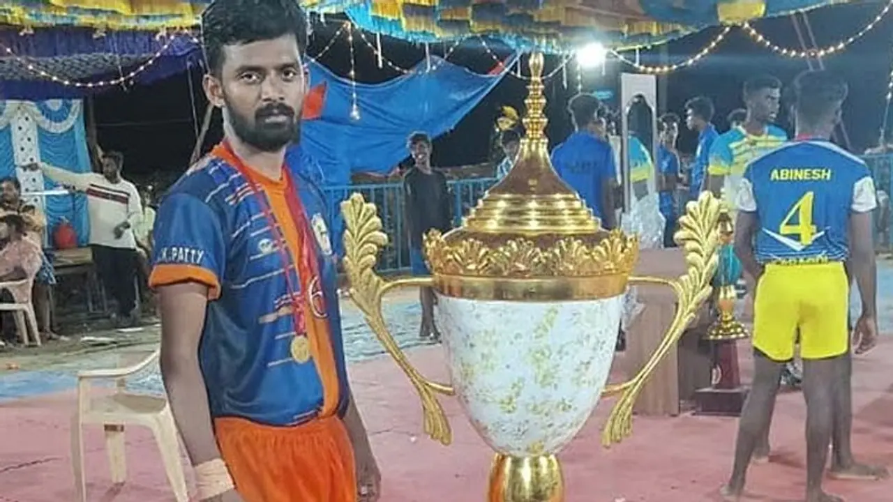 கபடி போட்டியின் போது திடீர் மாரடைப்பு.. சுருண்டு விழுந்து உயிரிழந்த இளைஞர்.. கதறிய நண்பர்கள்..! கபடி போட்டியின் போது திடீர் மாரடைப்பு.. சுருண்டு விழுந்து உயிரிழந்த இளைஞர்.. கதறிய நண்பர்கள்..!