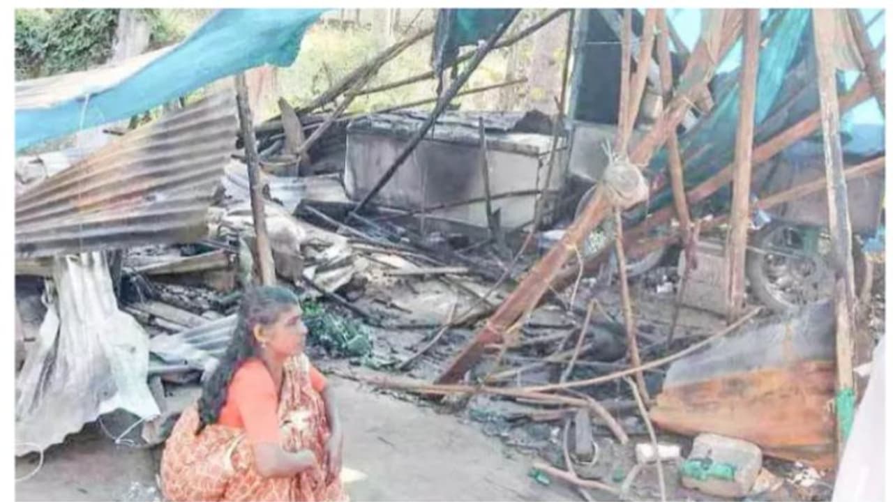 വിധവയായ വീട്ടമ്മയുടെ പെട്ടിക്കട സാമൂഹ്യവിരുദ്ധർ തീയിട്ടു നശിപ്പിച്ചു; ഉപജീവനം വഴിമുട്ടി രോഹിണി
