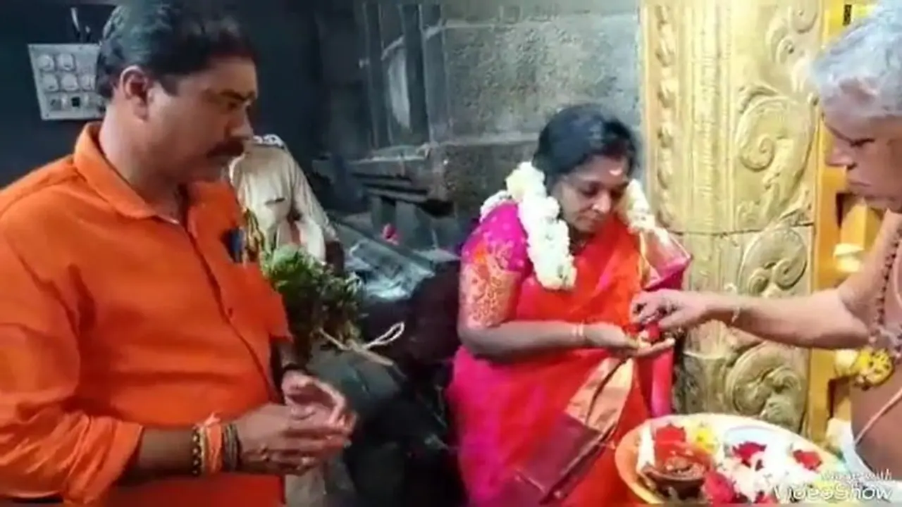 பழனி முருகன் கோவிலில் அளுநர் தமிழிசை குடும்பத்தினருடன் சாமி தரிசனம் பழனி முருகன் கோவிலில் அளுநர் தமிழிசை குடும்பத்தினருடன் சாமி தரிசனம்