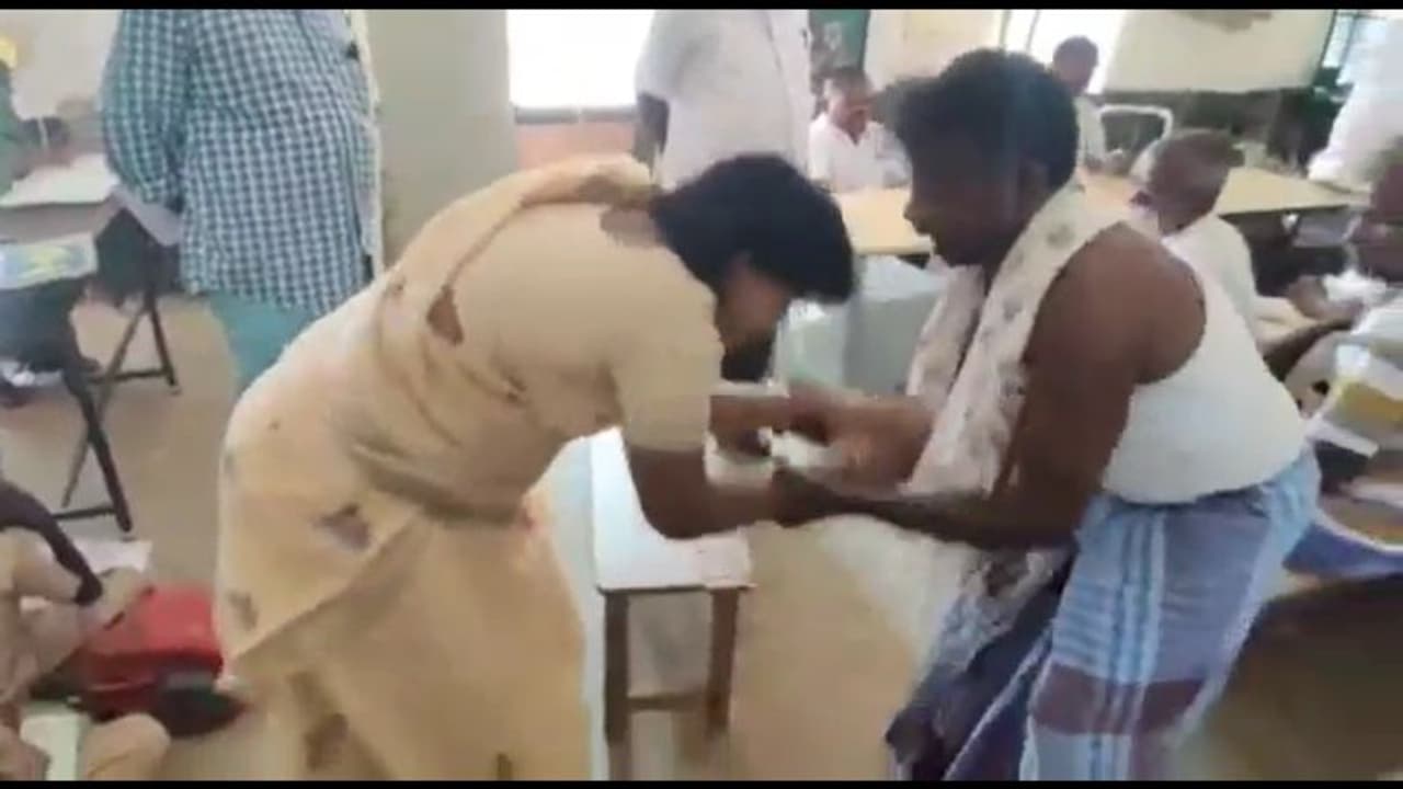 4 மாணவிகள் உயிரிழந்த விவகாரம்; பெற்றோரின் காலில் விழுந்து மன்னிப்பு கேட்ட ஆசிரியர் 4 மாணவிகள் உயிரிழந்த விவகாரம்; பெற்றோரின் காலில் விழுந்து மன்னிப்பு கேட்ட ஆசிரியர்