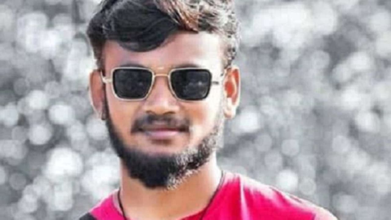 Chitradurga: ಕುಡಿದ ಅಮಲಿನಲ್ಲಿ ಯುವಕನಿಗೆ ಚಾಕು ಇರಿತ; ಆಸ್ಪತ್ರೆಯಲ್ಲಿ ಸಾವು Chitradurga: ಕುಡಿದ ಅಮಲಿನಲ್ಲಿ ಯುವಕನಿಗೆ ಚಾಕು ಇರಿತ; ಆಸ್ಪತ್ರೆಯಲ್ಲಿ ಸಾವು