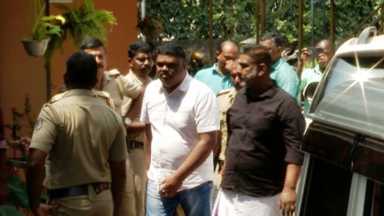 പുത്തൻപാലം രാജേഷും കൂട്ടാളിയും പൊലീസ് സ്റ്റേഷനിൽ ഹാജരായി പുത്തൻപാലം രാജേഷും കൂട്ടാളിയും പൊലീസ് സ്റ്റേഷനിൽ ഹാജരായി