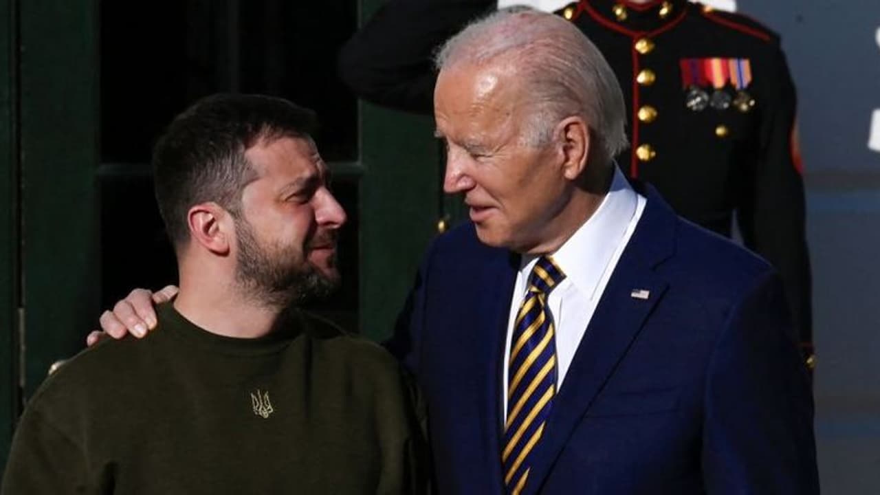 അപ്രതീക്ഷിതം; യുക്രൈൻ സന്ദർശിച്ച് യുഎസ് പ്രസിഡന്റ് ജോ ബൈഡൻ, സെലൻസ്കിയുമായി കൂടിക്കാഴ്ച അപ്രതീക്ഷിതം; യുക്രൈൻ സന്ദർശിച്ച് യുഎസ് പ്രസിഡന്റ് ജോ ബൈഡൻ, സെലൻസ്കിയുമായി കൂടിക്കാഴ്ച