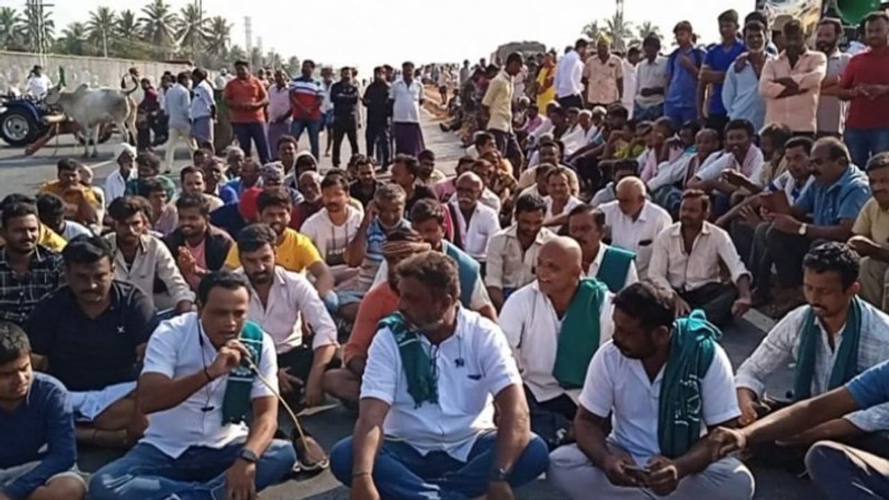 മംഗളൂരു മൈസൂരു വേഗപ്പാതയിൽ സര്‍വ്വീസ് റോഡും അടിപ്പാതയും ആവശ്യപ്പെട്ട് സമരം ചെയ്തവര്‍ക്കെതിരെ ലാത്തിചാര്‍ജ്