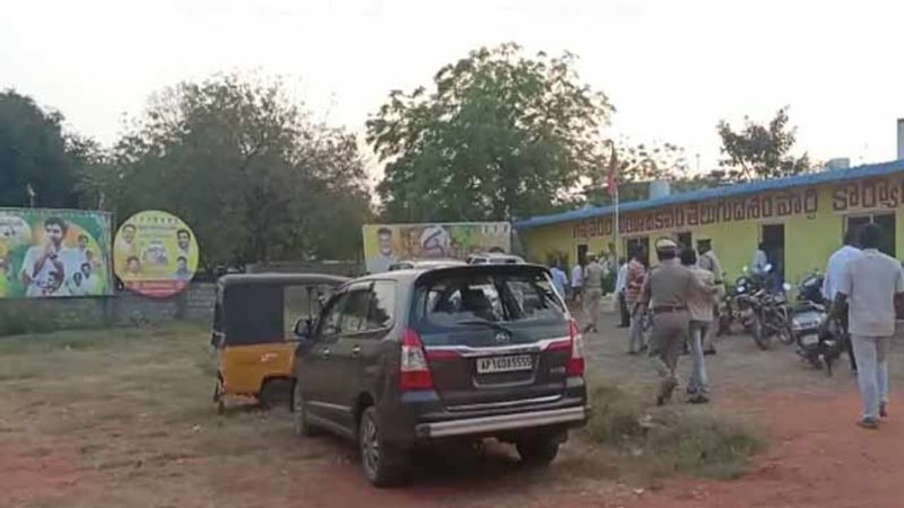 గన్నవరంలో ఉద్రిక్తత: టీడీపీ ఆఫీస్‌పై ఎమ్మెల్యే వంశీ వర్గీయుల దాడి, కారుకు నిప్పు