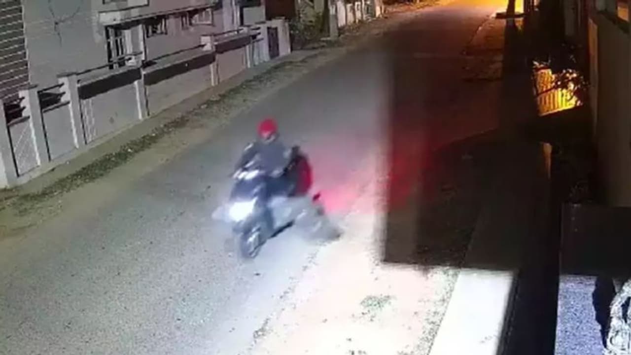 ഓർഡർ ചെയ്ത ഐഫോണിന് കൊടുക്കാൻ പണമില്ല, ഡെലിവറി ബോയിയെ കഴുത്തറുത്ത് കൊന്ന് ഫോൺ സ്വന്തമാക്കി; 20കാരൻ പിടിയില് ഓർഡർ ചെയ്ത ഐഫോണിന് കൊടുക്കാൻ പണമില്ല, ഡെലിവറി ബോയിയെ കഴുത്തറുത്ത് കൊന്ന് ഫോൺ സ്വന്തമാക്കി; 20കാരൻ പിടിയില്