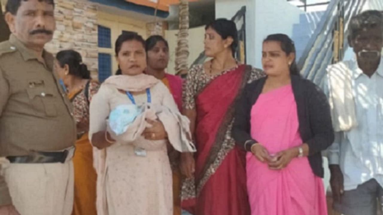 Mandya: ಕಸದ ರಾಶಿ ಪಕ್ಕದಲ್ಲಿ ನವಜಾತ ಶಿಶು ಬಿಟ್ಟು ಹೋದ ತಾಯಿ: ಮಗು ವಶಕ್ಕೆ ಪಡೆದ ಮಕ್ಕಳ‌ ಕಲ್ಯಾಣ ಇಲಾಖೆ 