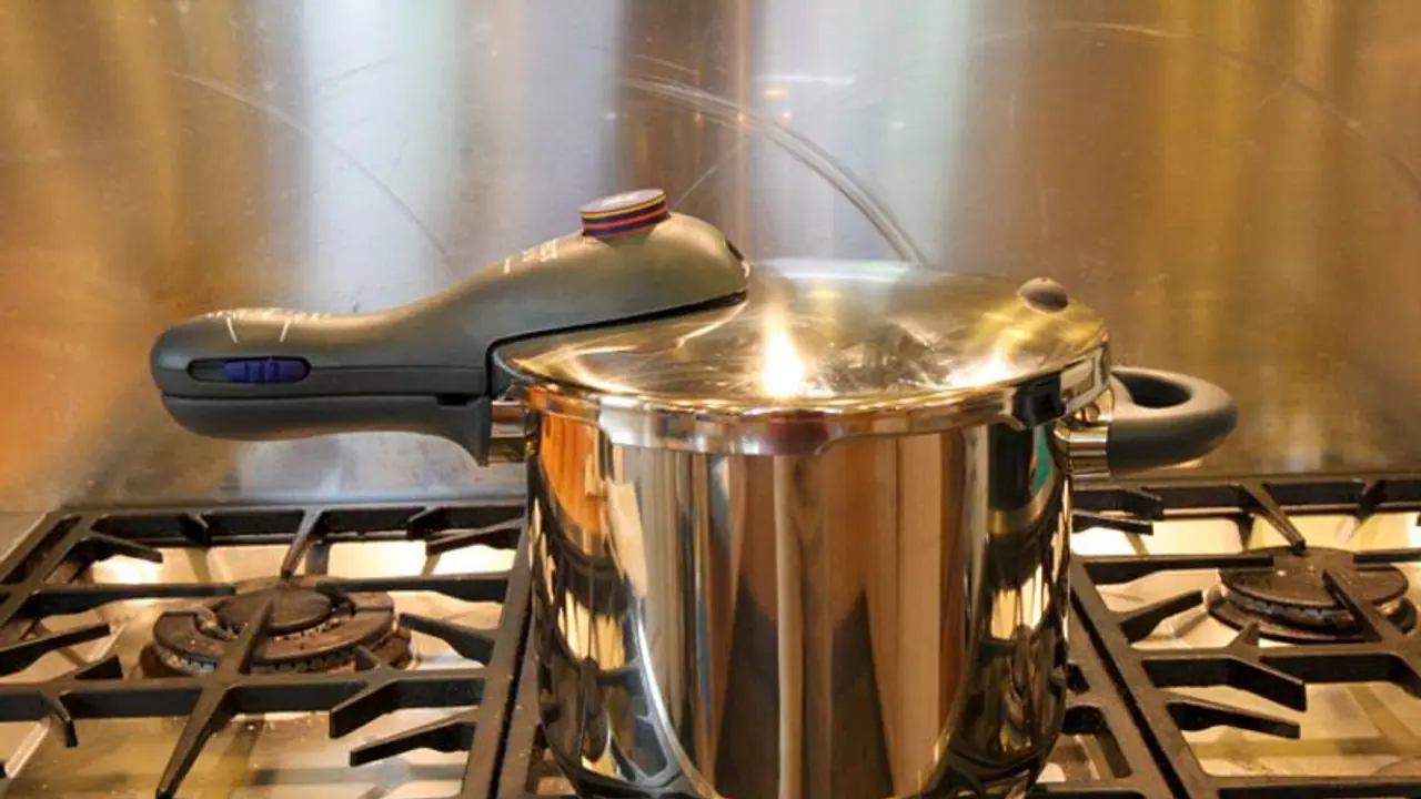 Cooker Blast: அரசியல் கட்சியினர் பரிசாகக் கொடுத்த குக்கர் வெடித்து பெண் காயம் Cooker Blast: அரசியல் கட்சியினர் பரிசாகக் கொடுத்த குக்கர் வெடித்து பெண் காயம்