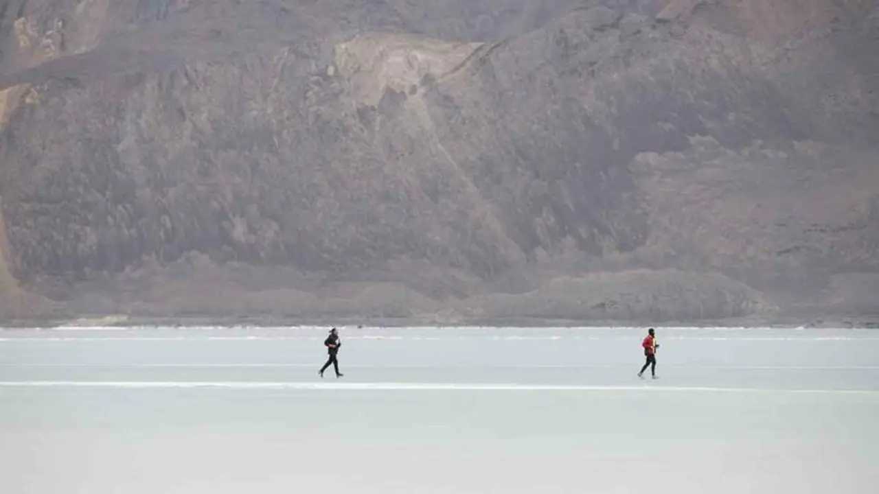Ladakh Pangong lake Marathon: லடாக் கின்னஸ் உலக சாதனை |உறை பனி ஏரியில் மாரத்தான் ஓட்டம் நடத்தி மைல்கல்