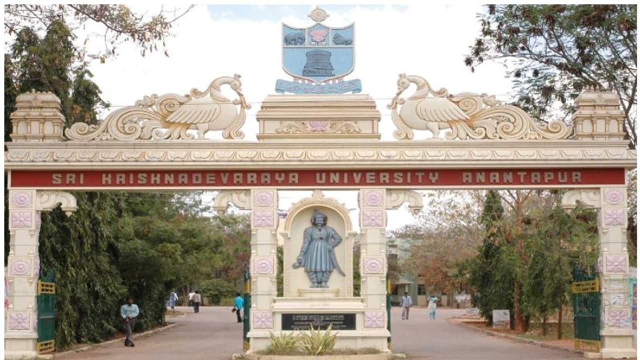 'മൃത്യുഞ്ജയഹോമം നടത്തും, ജീവനക്കാര് സംഭാവന നല്കണം'; വിചിത്ര സർക്കുലറുമായി ആന്ധ്രയിലെ സർവകലാശാല 'മൃത്യുഞ്ജയഹോമം നടത്തും, ജീവനക്കാര് സംഭാവന നല്കണം'; വിചിത്ര സർക്കുലറുമായി ആന്ധ്രയിലെ സർവകലാശാല