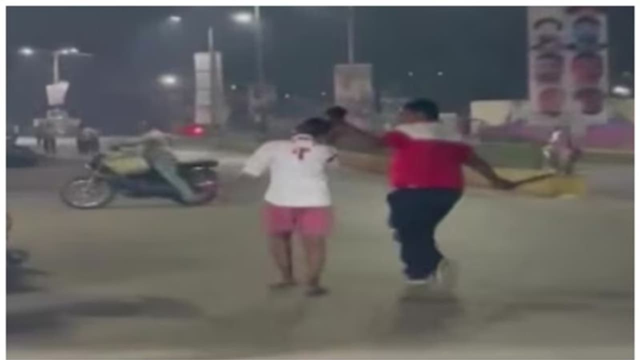 വിവാഹാഭ്യർത്ഥന നിരസിച്ചു; 16കാരിയുടെ കഴുത്തിൽ കുത്തി, മുടിയിൽ പിടിച്ച് റോഡിലൂടെ വലിച്ചിഴച്ച് 47കാരൻ