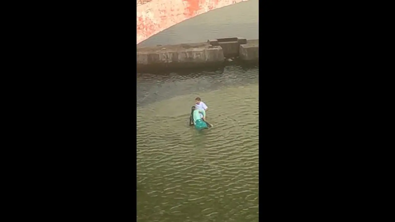 ஆசை வார்த்தை கூறி பலாத்காரம் செய்யப்பட்ட பள்ளி மாணவி ஆற்றில் குதித்து தற்கொலைக்கு முயற்சி ஆசை வார்த்தை கூறி பலாத்காரம் செய்யப்பட்ட பள்ளி மாணவி ஆற்றில் குதித்து தற்கொலைக்கு முயற்சி