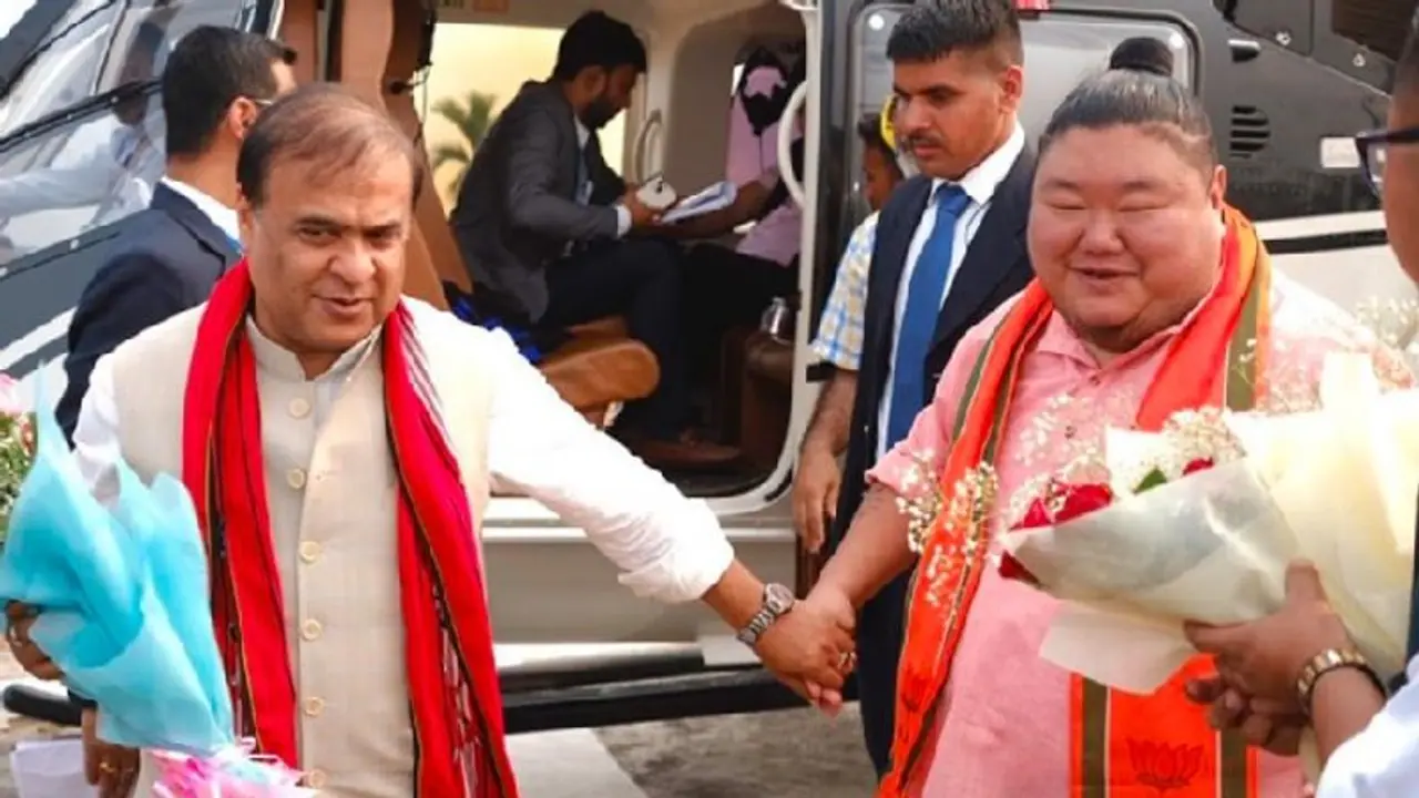 ನನ್ ಹೆಂಡ್ತಿನೂ ಹೀಗೆ ಕೈ ಹಿಡಿದಿಲ್ಲ ಎಂದ ಗಾಯಕ: ಬನ್ನಿ ಕೈ ಹಿಡಿದು ಕಮಲ ಮುಡಿಸುವೆ ಎಂದ ಸಚಿವ ನನ್ ಹೆಂಡ್ತಿನೂ ಹೀಗೆ ಕೈ ಹಿಡಿದಿಲ್ಲ ಎಂದ ಗಾಯಕ: ಬನ್ನಿ ಕೈ ಹಿಡಿದು ಕಮಲ ಮುಡಿಸುವೆ ಎಂದ ಸಚಿವ