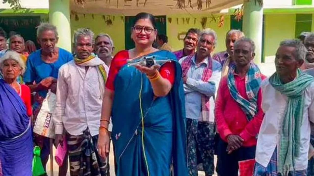 ഭിന്നശേഷിക്കാരനായ യുവാവിന് പെൻഷനെത്തിക്കണം, ഡ്രോൺ വാങ്ങി പണമെത്തിച്ച് ​ഗ്രാമമുഖ്യ