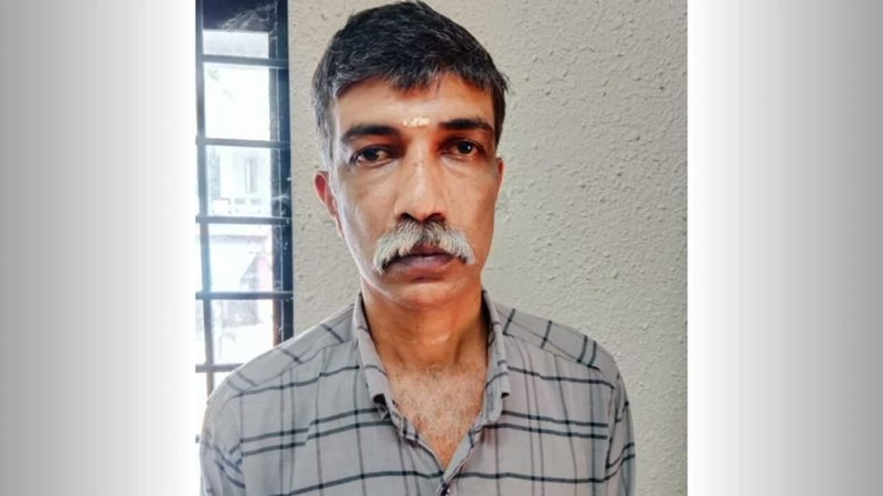 അഞ്ചാം ക്ലാസുകാരിയെ ക്ലാസ് മുറിയിൽ പീഡിപ്പിച്ച അധ്യാപകന് 30 വർഷം തടവ് അഞ്ചാം ക്ലാസുകാരിയെ ക്ലാസ് മുറിയിൽ പീഡിപ്പിച്ച അധ്യാപകന് 30 വർഷം തടവ്