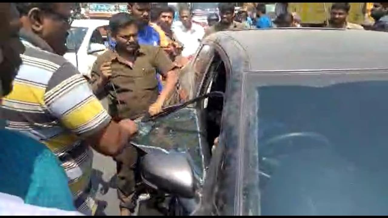 கோவையில் காருக்குள் ஒய்யாரமாக தூங்கிய போதை ஆசாமி; கண்ணாடியை உடைத்து பாடம் புகட்டிய மக்கள் கோவையில் காருக்குள் ஒய்யாரமாக தூங்கிய போதை ஆசாமி; கண்ணாடியை உடைத்து பாடம் புகட்டிய மக்கள்