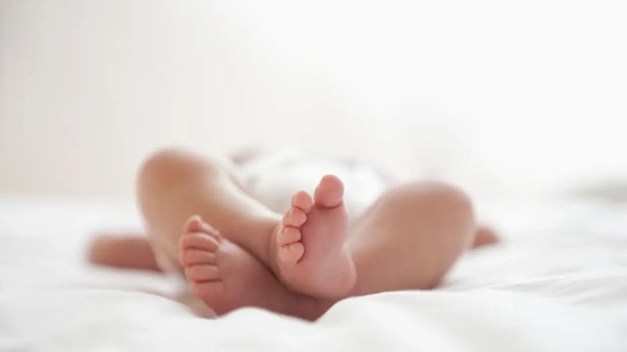 വീട്ടിൽ വച്ച് അപ്രതീക്ഷിതമായി പ്രസവവേദന വന്ന അമ്മയ്ക്ക് സഹായിയായി 13 കാരൻ; ഫോണിലൂടെ സഹായം നൽകി ഡോക്ടർ വീട്ടിൽ വച്ച് അപ്രതീക്ഷിതമായി പ്രസവവേദന വന്ന അമ്മയ്ക്ക് സഹായിയായി 13 കാരൻ; ഫോണിലൂടെ സഹായം നൽകി ഡോക്ടർ