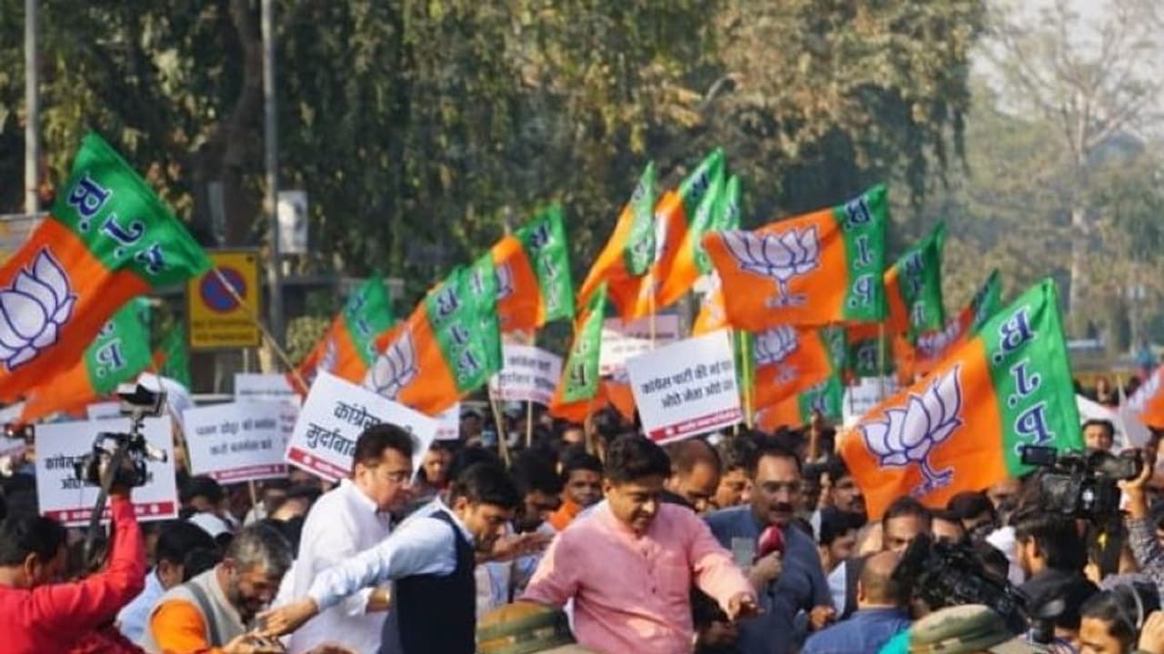 మనీశ్ సిసోడియాను డిప్యూటీ సీఎం పదవి నుంచి తొలగింపునకు డిమాండ్.. ఢిల్లీలో బీజేపీ ఆందోళన మనీశ్ సిసోడియాను డిప్యూటీ సీఎం పదవి నుంచి తొలగింపునకు డిమాండ్.. ఢిల్లీలో బీజేపీ ఆందోళన