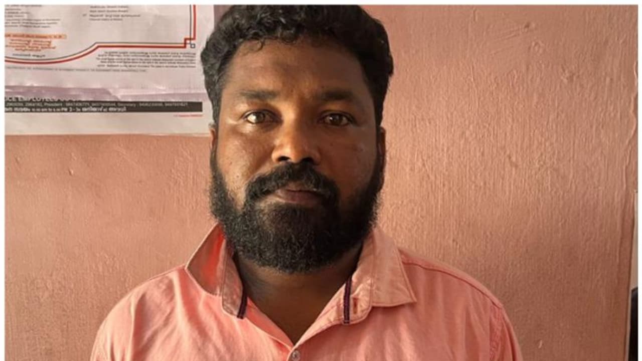 ഗാനമേളക്കിടെ യുവാക്കളെ കുത്തി പരിക്കേൽപ്പിച്ച കേസ്; ഒളിവിലായിരുന്ന രണ്ടാംപ്രതി പിടിയിൽ ഗാനമേളക്കിടെ യുവാക്കളെ കുത്തി പരിക്കേൽപ്പിച്ച കേസ്; ഒളിവിലായിരുന്ന രണ്ടാംപ്രതി പിടിയിൽ