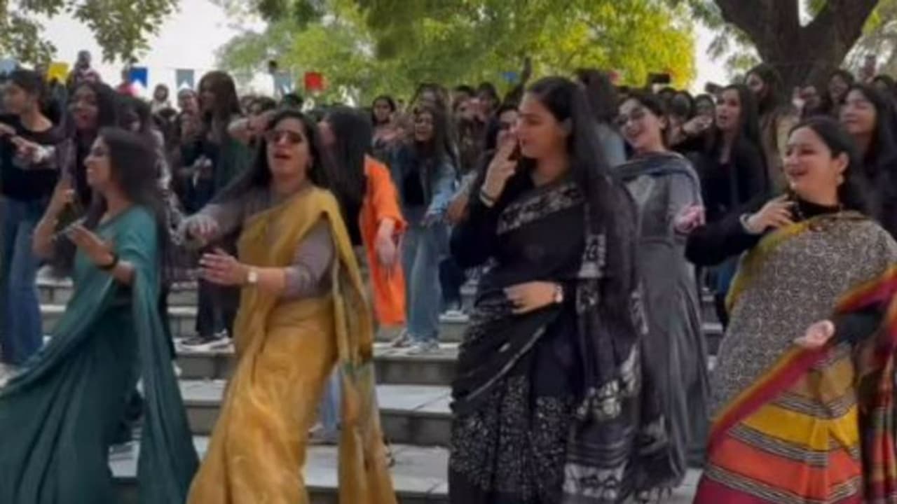 ജൂമേ ജോ പത്താന് ചുവടുവച്ച് ഒരു കൂട്ടം അധ്യാപകർ ; വീഡിയോ കാണാം ജൂമേ ജോ പത്താന് ചുവടുവച്ച് ഒരു കൂട്ടം അധ്യാപകർ ; വീഡിയോ കാണാം