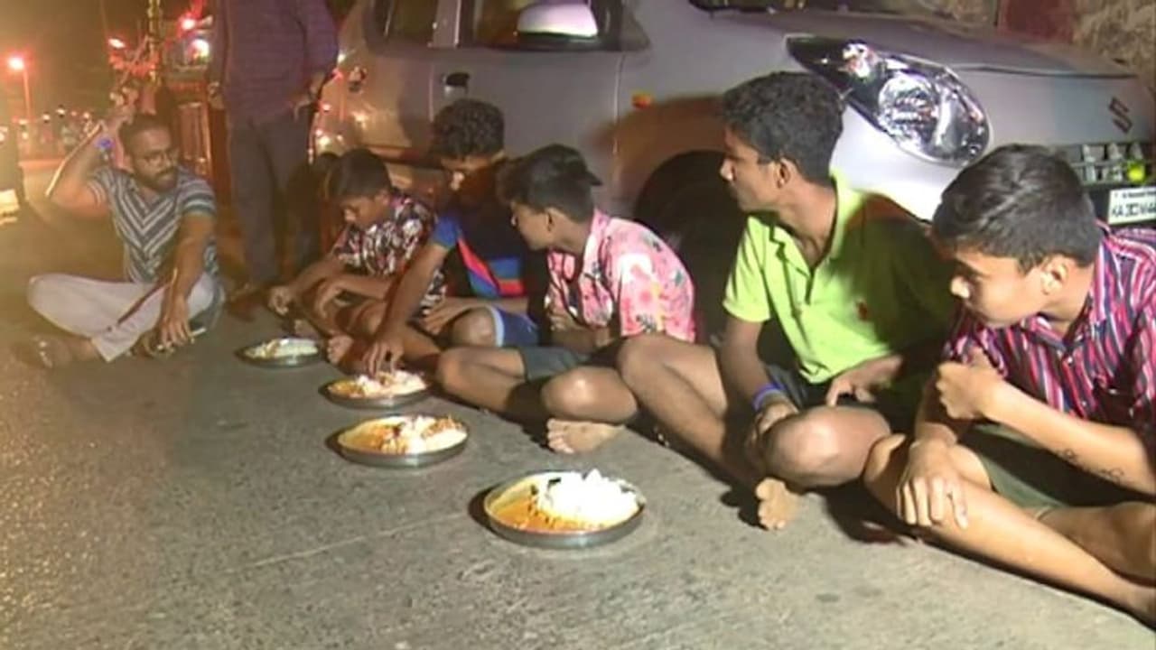 ಕಾರವಾರ: ಕಳಪೆ ಆಹಾರ, ರಸ್ತೆಯಲ್ಲಿ ಊಟದ ತಟ್ಟೆಯನ್ನಿಟ್ಟು ವಿದ್ಯಾರ್ಥಿಗಳ ಪ್ರತಿಭಟನೆ