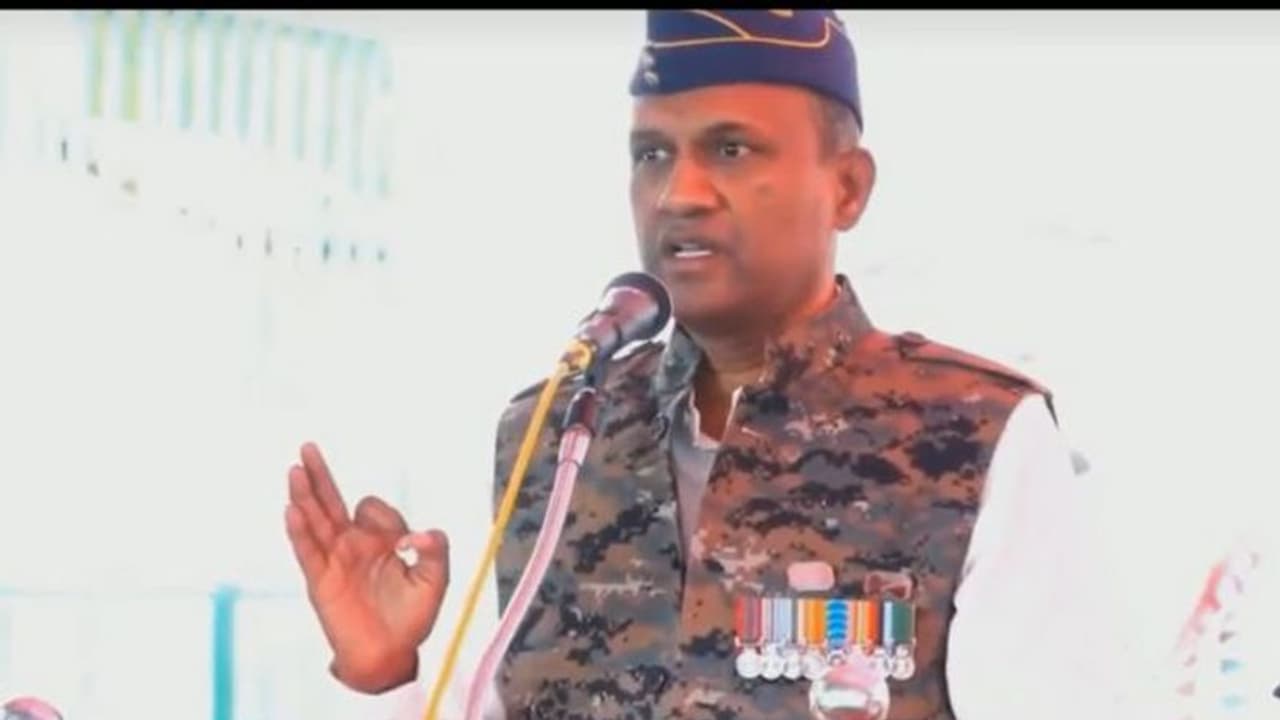 బాంబులు వేయడం, తుపాకులు కాల్చడం మాకు బాగా తెలుసు': తమిళ ప్రభుత్వాన్ని హెచ్చరించిన రిటైర్డ్ కల్నల్ బాంబులు వేయడం, తుపాకులు కాల్చడం మాకు బాగా తెలుసు': తమిళ ప్రభుత్వాన్ని హెచ్చరించిన రిటైర్డ్ కల్నల్