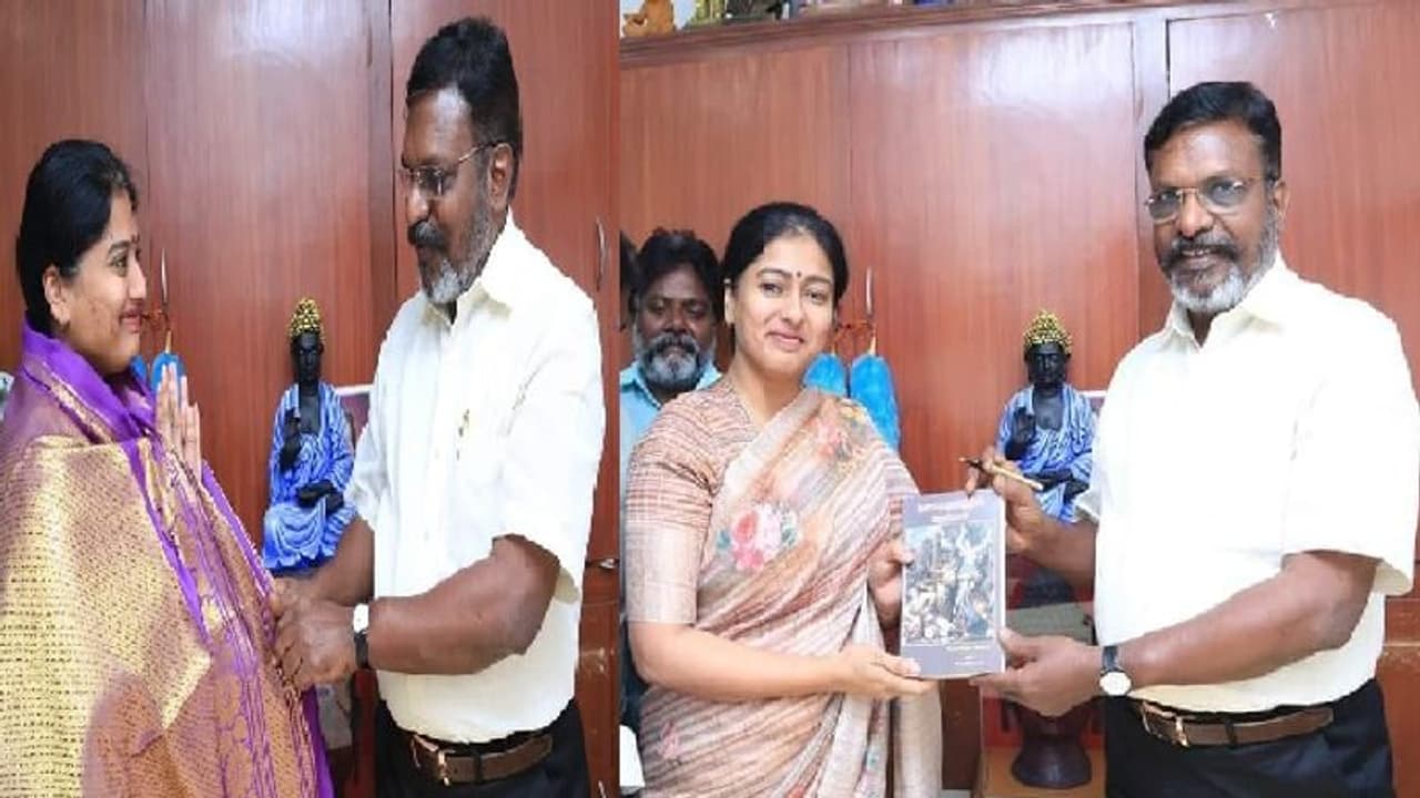 விசிக வில் இணைகிறாரா காயத்ரி ரகுராம்? திருமாவளவனுடன் திடீர் சந்திப்பு!! விசிக வில் இணைகிறாரா காயத்ரி ரகுராம்? திருமாவளவனுடன் திடீர் சந்திப்பு!!