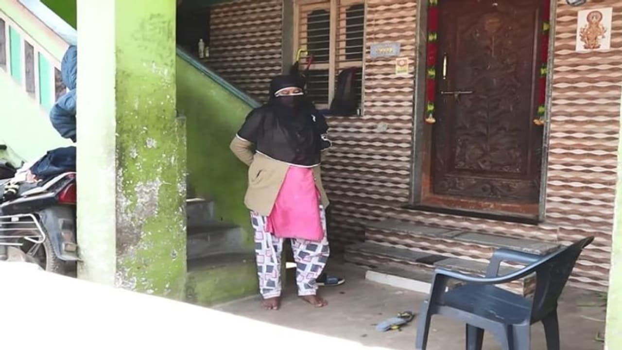 ಕೋಲಾರ: ಗಂಡನನ್ನ ಬಿಟ್ಟು ಪ್ರಿಯಕರನ ಹಿಂದೆ ಬಿದ್ದವಳ ಪೀಕಲಾಟ..! ಕೋಲಾರ: ಗಂಡನನ್ನ ಬಿಟ್ಟು ಪ್ರಿಯಕರನ ಹಿಂದೆ ಬಿದ್ದವಳ ಪೀಕಲಾಟ..!