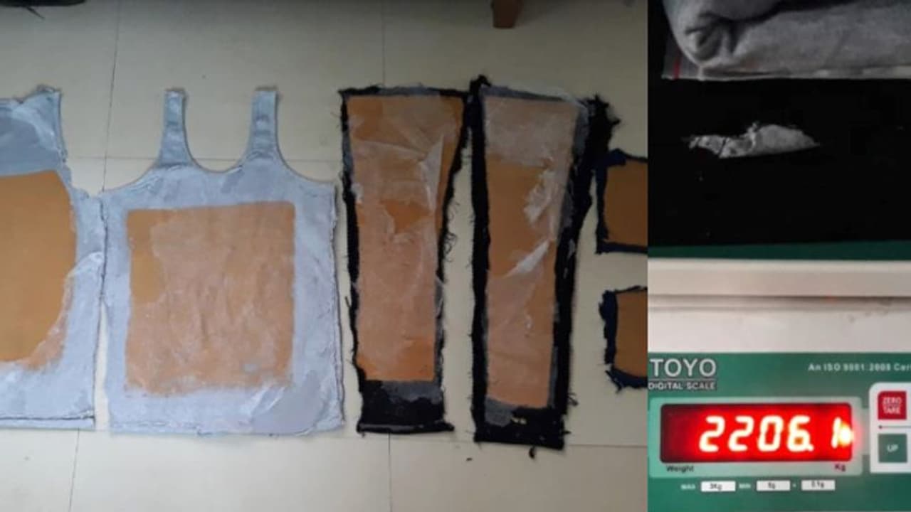 വസ്ത്രഭാഗങ്ങൾ തൂക്കിയപ്പോൾ 2.206 കിലോ തൂക്കം, കടത്തിയത് 1.750 കിലോ സ്വർണം, ഈ വർഷം പൊലീസ് പിടിച്ച 12 ാം കേസ് വസ്ത്രഭാഗങ്ങൾ തൂക്കിയപ്പോൾ 2.206 കിലോ തൂക്കം, കടത്തിയത് 1.750 കിലോ സ്വർണം, ഈ വർഷം പൊലീസ് പിടിച്ച 12 ാം കേസ്