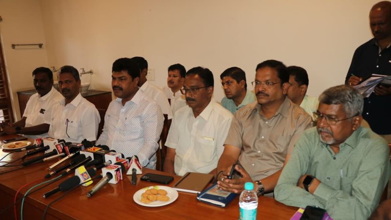 Kuvempu Airport: ಪ್ರಧಾನಿ ಮೋದಿ ಸ್ವಾಗತಕ್ಕೆ ಭರ್ಜರಿ ಸಿದ್ಧತೆ Kuvempu Airport: ಪ್ರಧಾನಿ ಮೋದಿ ಸ್ವಾಗತಕ್ಕೆ ಭರ್ಜರಿ ಸಿದ್ಧತೆ