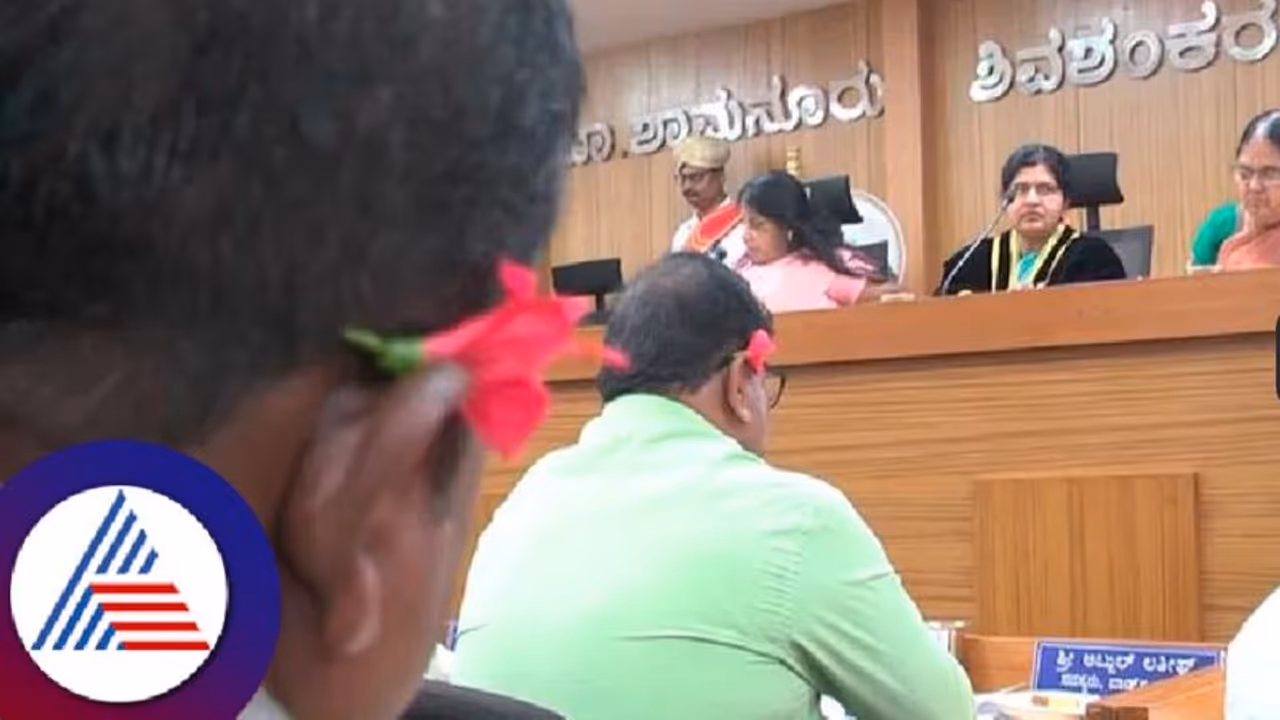 ದಾವಣಗೆರೆ ಪಾಲಿಕೆ ಬಜೆಟ್‌: ಕಿವಿಯಲ್ಲಿ ದಾಸವಾಳ ಇಟ್ಟುಕೊಂಡು ಬಂದ ಕಾಂಗ್ರೆಸ್‌ ಸದಸ್ಯರು!