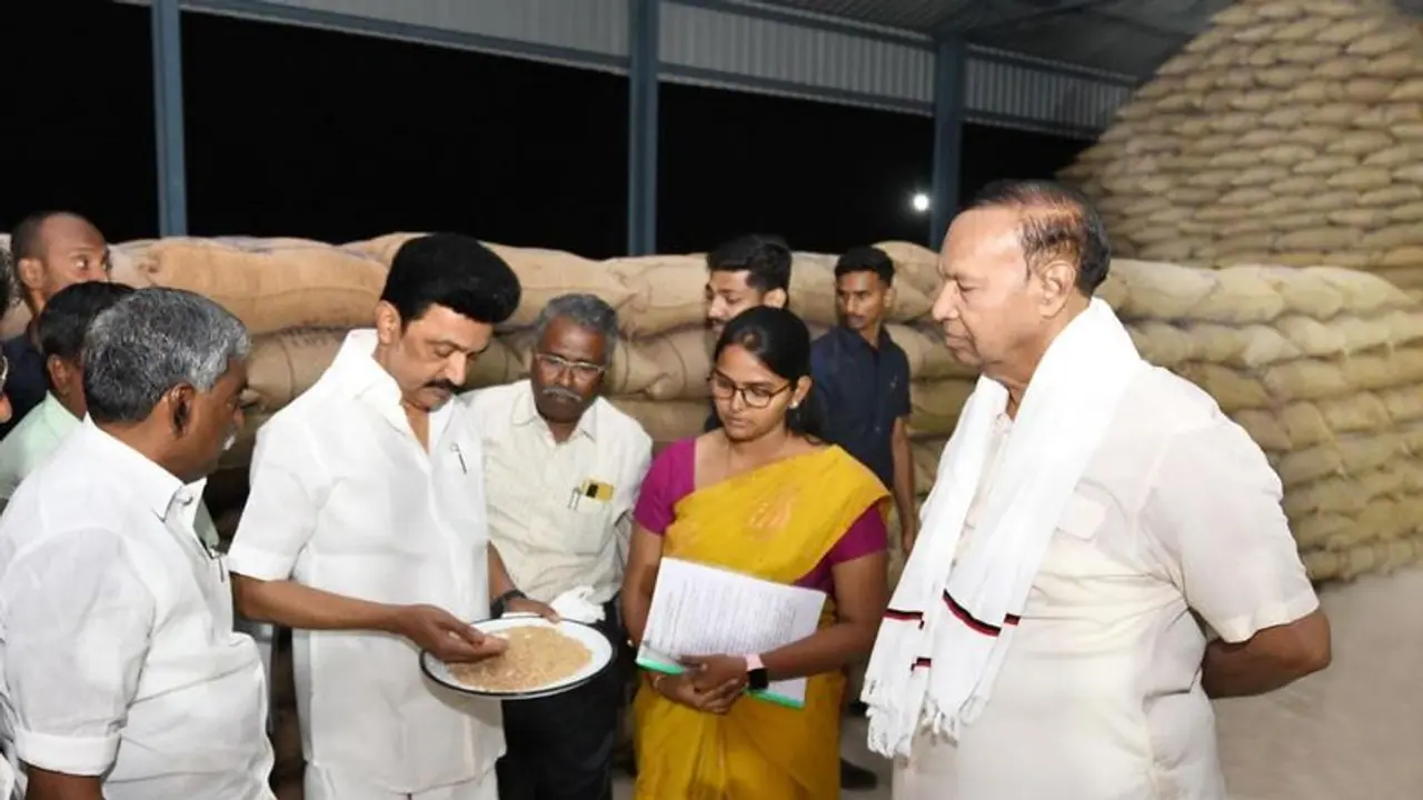 இரவில் நெல் சேமிப்பு கிடங்கில் தமிழக முதல்வர் ஸ்டாலின் திடீர் ஆய்வு