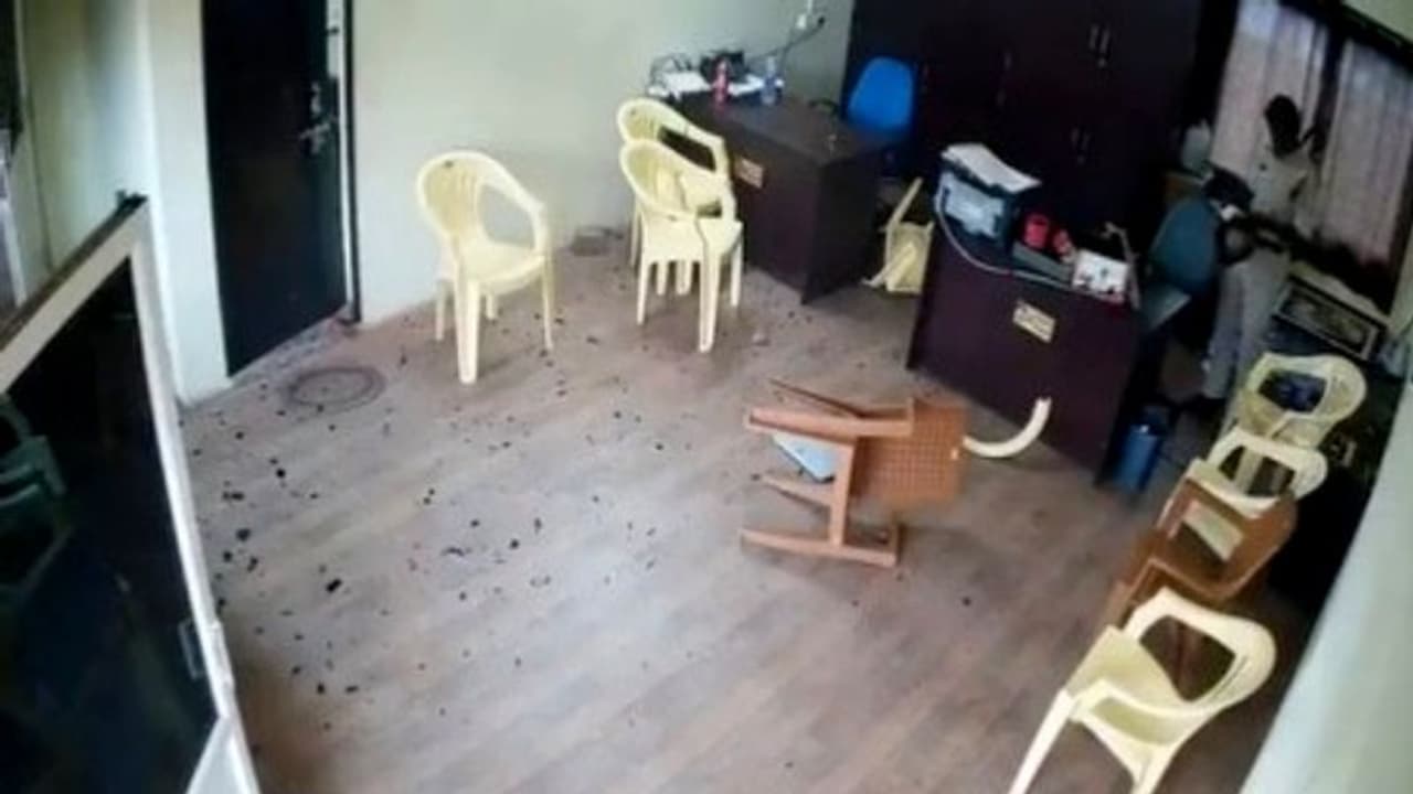 గన్నవరం టీడీపీ కార్యాలయంలో కానిస్టేబుల్ చేతివాటం?.. సోషల్ మీడియాలో వీడియో వైరల్.. 