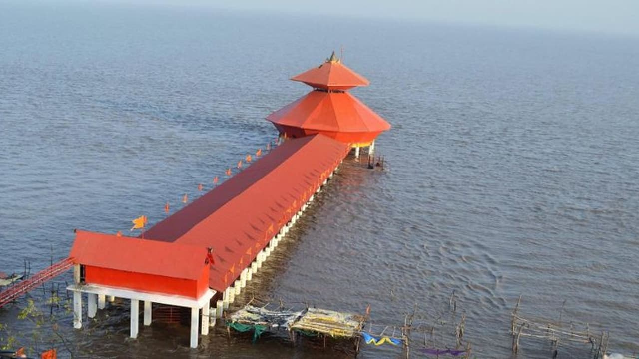 ದಿನಕ್ಕೆರಡು ಬಾರಿ ಅದೃಶ್ಯವಾಗಿ ಪ್ರತ್ಯಕ್ಷವಾಗುವ ಶಿವ ದೇವಾಲಯ! ದಿನಕ್ಕೆರಡು ಬಾರಿ ಅದೃಶ್ಯವಾಗಿ ಪ್ರತ್ಯಕ್ಷವಾಗುವ ಶಿವ ದೇವಾಲಯ!