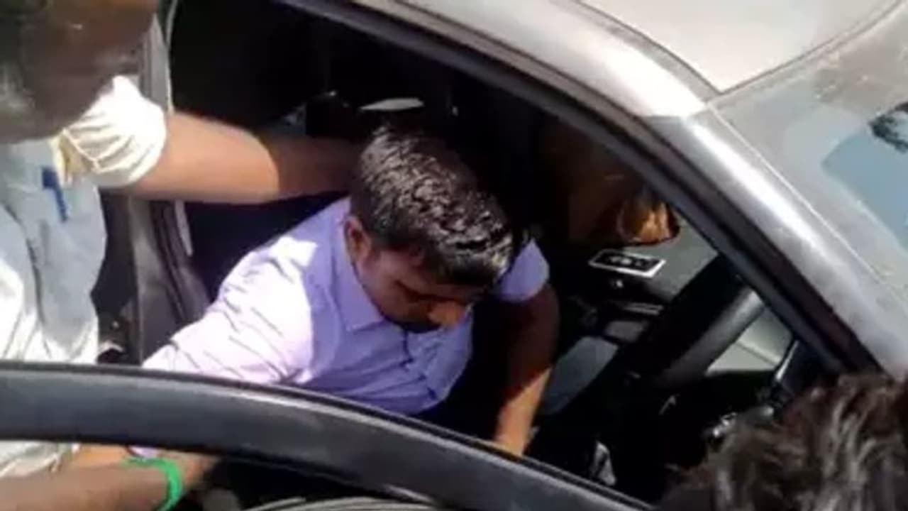 ಎಣ್ಣೆ ಮತ್ತಲ್ಲಿ ನಡುರಸ್ತೆಯಲ್ಲಿ ಕಾರು ನಿಲ್ಲಿಸಿ ನಿದ್ದೆಗೆ ಜಾರಿದ ಕುಡುಕ...!