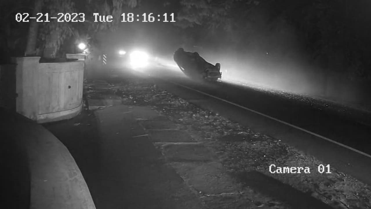 കാർ നിയന്ത്രണം വിട്ട് മതിലിലിടിച്ചു, വായുവിൽ ഉയർന്ന് കറങ്ങി തലകീഴായി നിലത്ത് വീണു; യാത്രക്കാർ രക്ഷപ്പെട്ടു