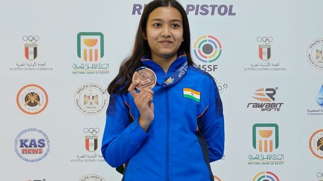 உலக துப்பாக்கிச் சுடுதல் போட்டியில் 14 வயது சிறுமி வெண்கலப் பதக்கம்! உலக துப்பாக்கிச் சுடுதல் போட்டியில் 14 வயது சிறுமி வெண்கலப் பதக்கம்!