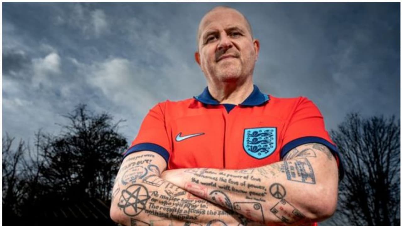 മനുഷ്യ പാസ്പോര്‍ട്ട്; ശരീരം മുഴുവൻ വിവിധ രാജ്യങ്ങളുടെ സീലുകൾ ടാറ്റൂ ചെയ്ത് ഒരു ഫുട്ബോൾ പ്രേമി