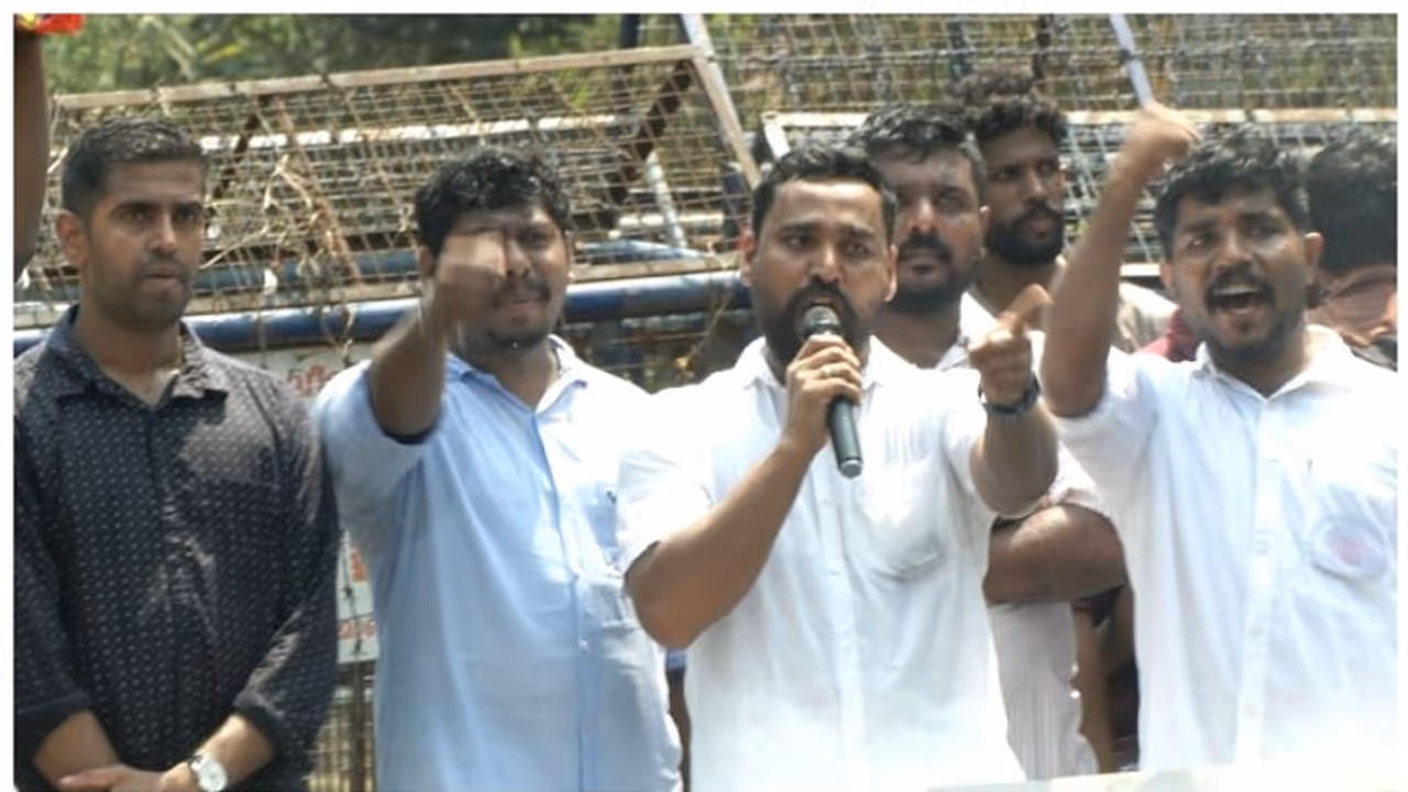 'സി ഐ യൂണിഫോമിൽ അല്ലായിരുന്നെങ്കിൽ ശവം ഒഴുകി നടന്നേനെ'; കൊലവിളി പ്രസംഗവുമായി ബിജെപി നേതാക്കൾ 'സി ഐ യൂണിഫോമിൽ അല്ലായിരുന്നെങ്കിൽ ശവം ഒഴുകി നടന്നേനെ'; കൊലവിളി പ്രസംഗവുമായി ബിജെപി നേതാക്കൾ