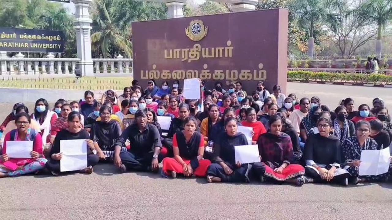 வாங்கும் பணத்திற்கு தரமான உணவு வழங்குங்கள்; பாரதியார் பல்கலை மாணவிகள் போராட்டம்