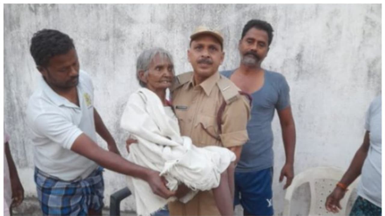 വെള്ളമെടുക്കാൻ പോയി; 20 അടി താഴ്ചയുള്ള കിണറ്റിലേക്ക് കാൽ തെറ്റി വീണ് 80 വയസ്സുകാരി; രക്ഷപ്പെടുത്തി, വീഡിയോ വെള്ളമെടുക്കാൻ പോയി; 20 അടി താഴ്ചയുള്ള കിണറ്റിലേക്ക് കാൽ തെറ്റി വീണ് 80 വയസ്സുകാരി; രക്ഷപ്പെടുത്തി, വീഡിയോ