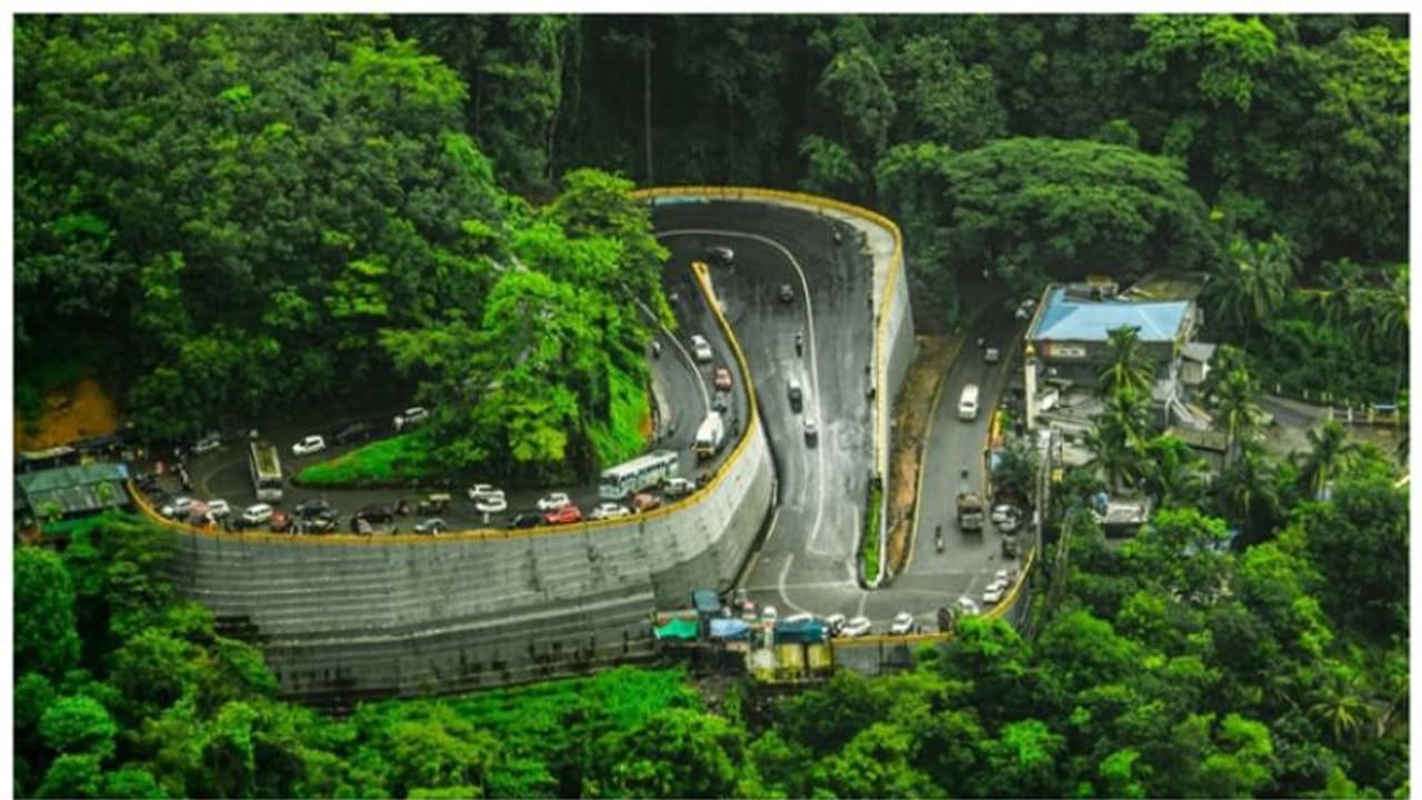 താമരശ്ശേരി ചുരത്തിലെ ഗതാഗതക്കുരുക്കഴിക്കാൻ സംവിധാനം: വാഹനങ്ങളെടുത്ത് മാറ്റാൻ ക്രെയിൻ, പൊലീസിനെയും നിയോഗിക്കും താമരശ്ശേരി ചുരത്തിലെ ഗതാഗതക്കുരുക്കഴിക്കാൻ സംവിധാനം: വാഹനങ്ങളെടുത്ത് മാറ്റാൻ ക്രെയിൻ, പൊലീസിനെയും നിയോഗിക്കും