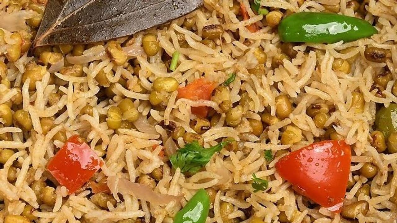 ஹெல்த்தி லன்ச் ரெசிபி பாசிப்பயறு சாதம்! செய்யலாம் வாங்க!